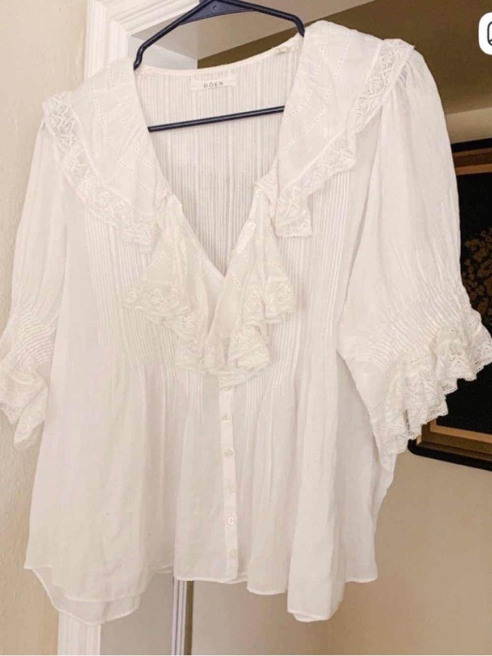 ISO DOEN MINA  WHITE TOP SIZE MED, LARGE, XL IN SEARCH OF: NOT FOR SALE